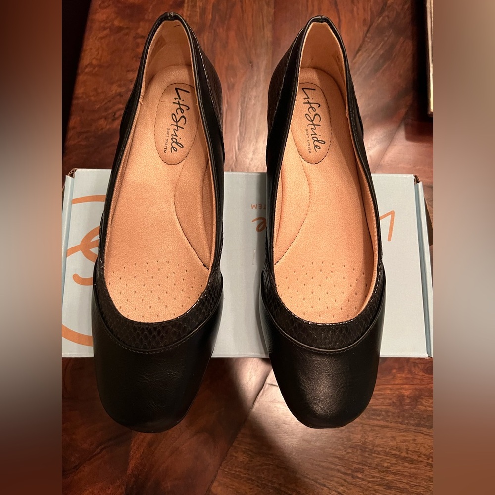 Life Stride - New in Box - 8 Wide - Deja Vu - Women's Classic Black Flats